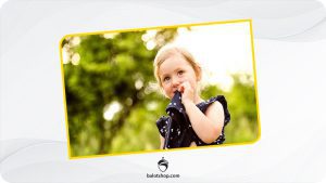 دلایل جویدن لباس در بچه ها